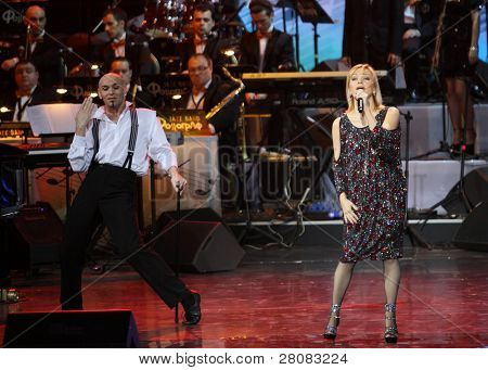 มอสโก - 18 เมษายน: Tatjana Bulanova นักร้องที่ปฐมทัศน์ kompozitor Raimonds พอลส์และกวี Ilya Reznik