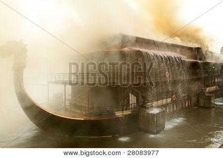 Moscou - 30 avril : Les pompiers d'extinction d'incendie au restaurant flottant sur le Berezhko Viking