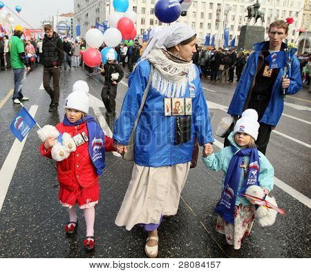 Moskva - 1. května: Jednotné Rusko strana a vláda-spojené s odbory se do ulic značku M