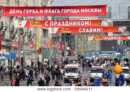 Moskva - 1. května: Jednotné Rusko strana a vláda-spojené s odbory se do ulic značku M