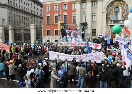 Moskva - 1. května: Jednotné Rusko strana a vláda-spojené s odbory se do ulic značku M