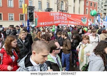 Moskva - 1. května: Jednotné Rusko strana a vláda-spojené s odbory se do ulic značku M