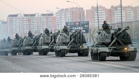 27. April Moskau: Russischer Armee Militär Fahrzeuge Kreuzfahrt durch die Innenstadt während einer Probe für die