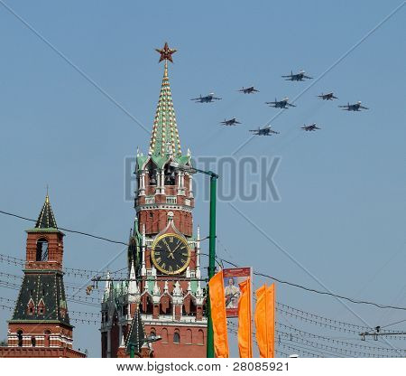 Moscou - 9 de maio: Exército russo bombardeiros sobrevoar grande palácio do Kremlin durante o desfile militar dedica