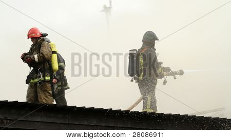 Moscou - 30 avril : Pompiers éteint le feu dans le restaurant flottant de Viking sur le Berezhkovsk