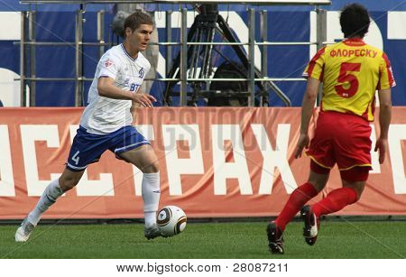 15. Mai Moskau: Dinamos Verteidiger Marcin Kowalczyk (l) in einem Spiel der 11. Runde der russischen Footb