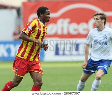 Moskva - maj 15: Alania's defender Abdoul-Jørgen Winnie (L) i et spil af den ellevte runde af russiske Foo