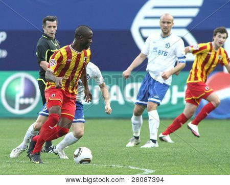 Moskva - květen 15: Si Alanie obránce Ibrahim Gnanou (L) v zápase 11. kola ruské fotbalové