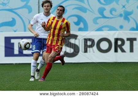 Mosca - 15 maggio: Difensore della Dinamo Vladimir Granat (L) in una partita del round 11 di russo Footba