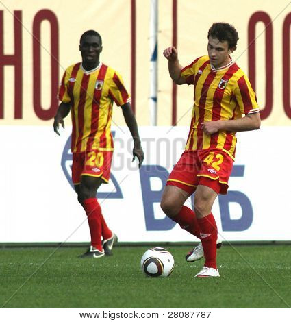 15. Mai Moskau: Alanija der Mittelfeldspieler Jury Kirillov (R) in einem Spiel der 11. Runde der russischen Footba