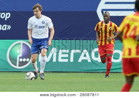 Moscou - 15 de maio: Zagueiro do Dinamo Aleksandr Epurjanu (L) e defensor do Alania Ibrahim Gnanou (R) eu