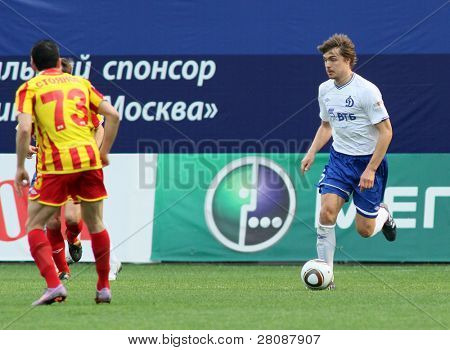Moscovo - 15 de maio: Zagueiro do Dinamo Aleksandr Epurjanu (R) em um jogo da 11ª Jornada do Foo russo