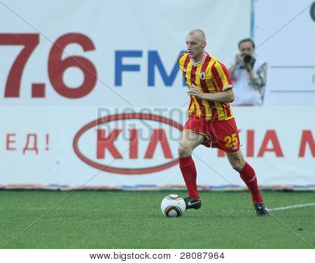 Moscou - 15 de maio: Defensor de Alania Ivan Ivanov em um jogo da 11ª Jornada do Premi de futebol russo