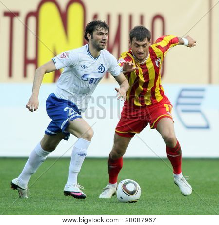 Moskva - maj 15: Dinamos midtbanespiller Adrian Ropotan (L) i et spil af den ellevte runde af russiske Footb