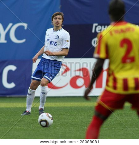 Moscovo - 15 de maio: Defensor do Dinamo Aleksandr Epurjanu em um jogo da 11ª Jornada do futebol russo
