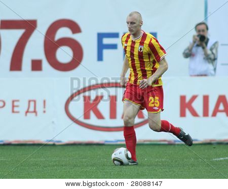 Moscou - 15 de maio: Defensor de Alania Ivan Ivanov em um jogo da 11ª Jornada do Premi de futebol russo