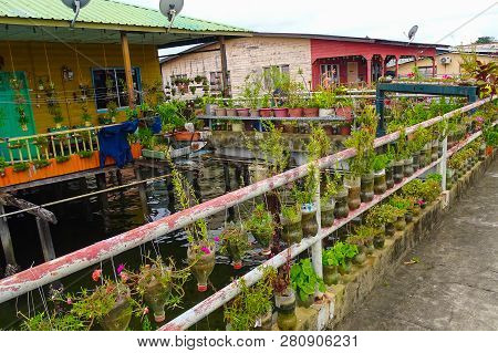 Labuan,malaysia-jan 15,2019:wooden Houses Built On Stilts On Water In Patau Patau,labuan,malaysia.it