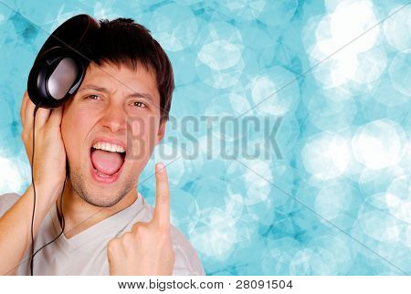 Hombre está escuchando la música sobre fondo azul