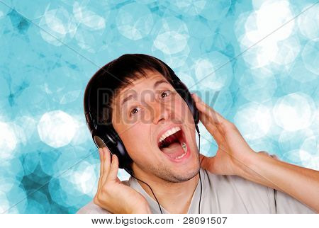 Hombre está escuchando la música sobre fondo azul