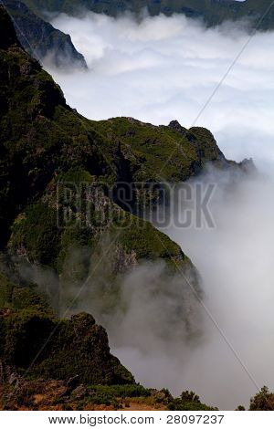 ภูเขาของไอซ์แลนด์เหนือเมฆที่ Pico ทำ Areeiro และ Ruivo