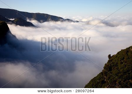 ภูเขาของไอซ์แลนด์เหนือเมฆที่ Pico ทำ Areeiro และ Ruivo