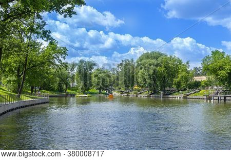Moscow, Russia - June 16, 2020: Vdnh Park At Sunny Summer Morning. View Of Pond On Vdnh At Sunny Sum