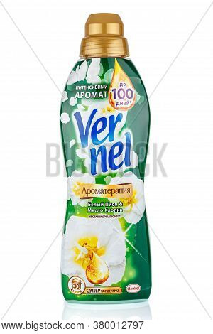 Moscow, Russia - July 22, 2020: Vernel Aromatherapy Nectar Inspiration With White Peony And Cottonse