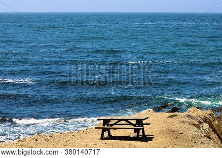 Park Bench On A Bluff Overlooking The Pacific Ocean Taken At The Rugged Central Coast In Montana De 