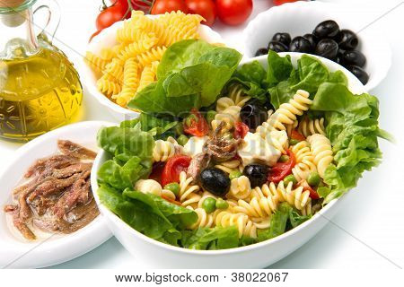 un plat avec la salade de pâtes