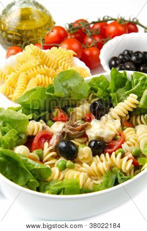 un plat avec la salade de pâtes