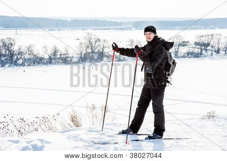junger Mann Skifahrer