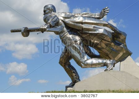 Statue de métal qui brillaient avec Sun contre paisible ciel Azur, Ukraine