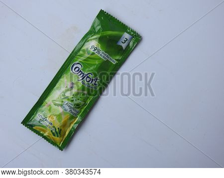 Closeup Of Comfort Fabric Conditioner Anti Bacterial Green Rs. 3 Sachet Or Pack