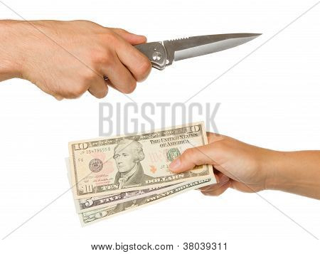 Uomo con coltello minacciando una donna