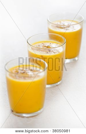 Ciotole di zuppa di zucca