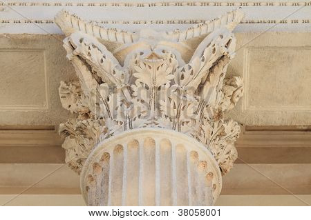 Romerske tempel detaljer i Nimes i Provence, Frankrig
