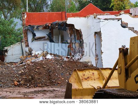 el viejo destruyó la casa y la excavadora