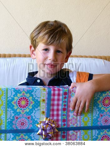 el muchacho recibió un regalo