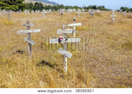 Vecchi croci nel cimitero ortodosso storico di Fort Ross