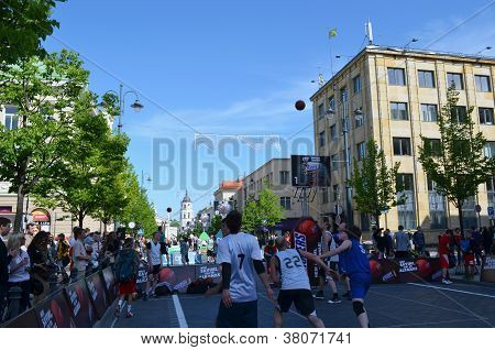 Gracz gra w turnieju koszykówki 3 X 3