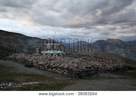 Antico stupa buddista in Inner Dolpo, Nepal