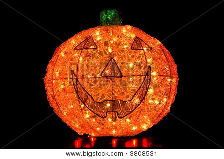 Jack-O-Lantern lyste upp på svart bakgrund