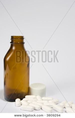 Brun flaska och piller
