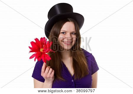 Giovane donna con fiore rosso