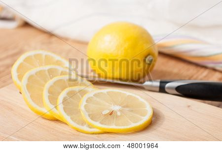 Plátky citronu na dřevěný podklad
