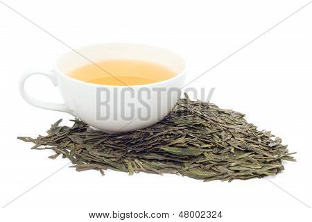 白い背景の上の緑のお茶を一杯