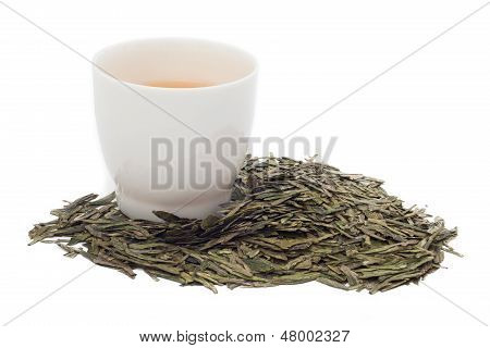 白い背景の上の緑のお茶を一杯