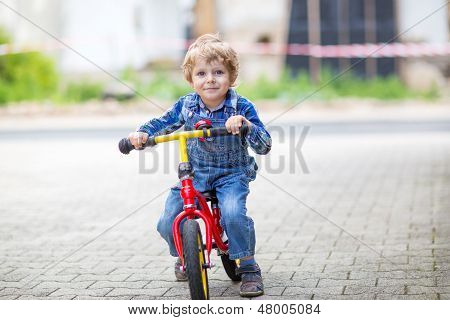 3 Anni vecchio Toddler cavalcando la sua prima moto