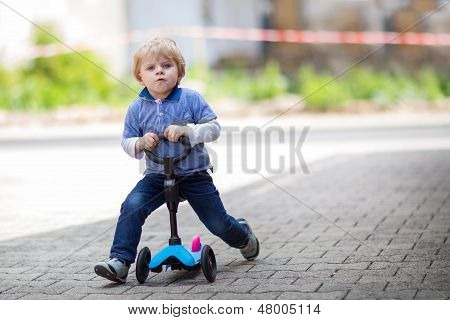 2 Anni vecchio Toddler cavalcando la sua prima moto