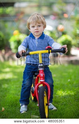 2 Anni vecchio Toddler cavalcando la sua prima moto